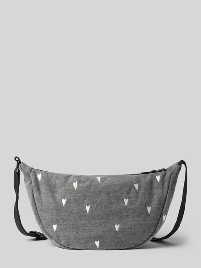 Produktfoto, Fanny Pack aus reiner Baumwolle in Denim-Optik von Studio Noos mit Herz-Stitching, Reißverschluss und Logo-Detail, grauer Stoff