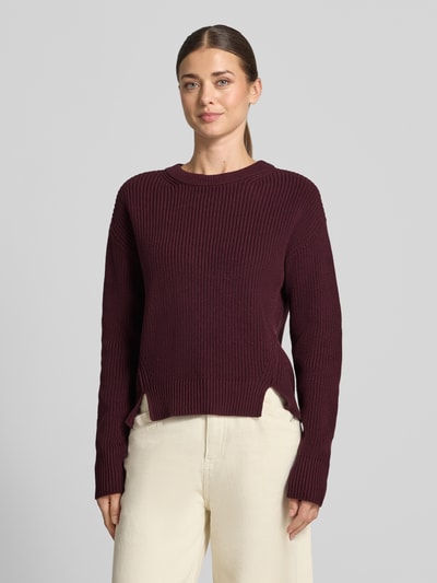 Frauenmodel trägt Slim Fit Pullover aus reiner Baumwolle von Jake*s Casual in dunklem Bordeauxrot mit feiner Rippstruktur, Nahaufnahme Oberkörper.