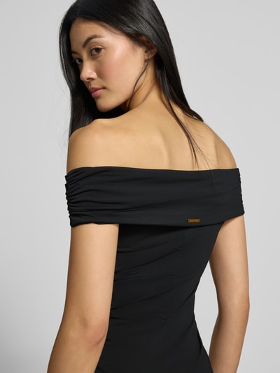 Frauenmodel trägt sukienka midi z odkrytymi ramionami Midikleid im Off-Shoulder-Design mit Stretch-Anteil von MICHAEL Michael Kors, elastyczna mieszanka materiałów, taliowany krój, krój z odkrytymi ramionami, dekolt w serek, marszczenia, z krótkim rękawem, długość midi, Długość tyłu w rozmiarze S: 107 cm, Szerokość w rozmiarze S: 35 cm, czarny, tekstura gładka, Ganzkörperansicht Rückansicht.