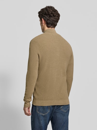 Männermodel trägt Slim Fit Troyer aus Baumwoll-Mix von Matinique in Beige mit geripptem Bund, Langarm, Rückenansicht, Herren Sweatshirt.