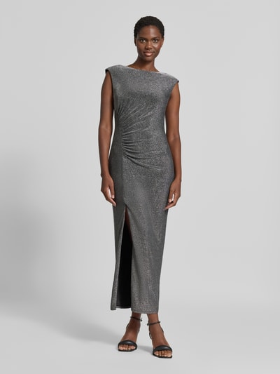 Vrouwenmodel draagt eng anliegendes cocktailkleid met zijsplit van Jake*s Cocktail, glinsterend zilver, Ganzkörperansicht van voren.