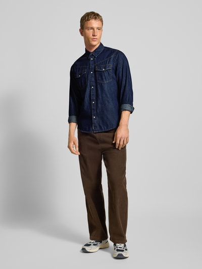 Męski model nosi Regular Fit Jeanshemd aus reiner Baumwolle od Pepe Jeans, ciemny dżins, długie rękawy, guziki, całość z przodu, zdjęcie całej sylwetki z przodu.