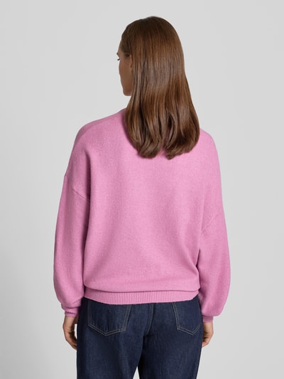Vrouwenmodel draagt Regular Fit Pullover in tricotlook van REVIEW, materiaalmix met stretch, lange mouw, ribboorden, rugaanzicht.