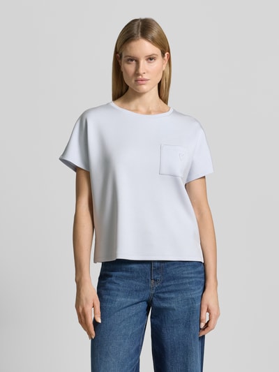 Frauenmodel trägt Loose Fit T-Shirt aus Modal-Mix von Tom Tailor, Optik: Unifarben, Brusttasche, Stretch, Ganzkörperansicht von vorne
