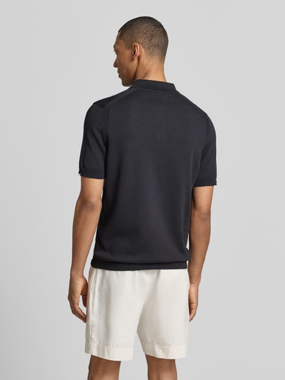 Männermodel trägt Regular Fit Poloshirt aus reiner Baumwolle Modell 'KN_EVER-X' von BOSS Green, Unifarben, Feinstrick, Ganzkörperansicht Rückansicht