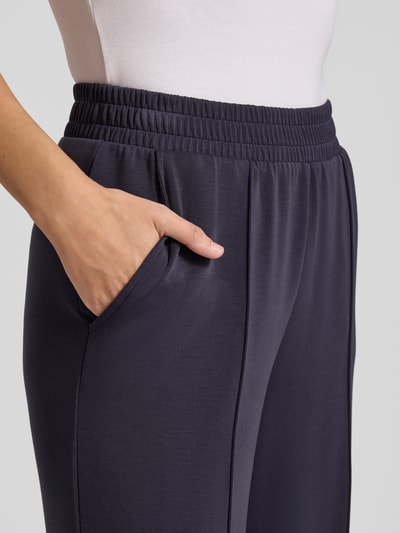 Frauenmodel trägt Sweatpants mit elastischem Bund und Längsnähten von Jake*s Casual im Modal-Mix mit Stretch-Anteil, Detailaufnahme.