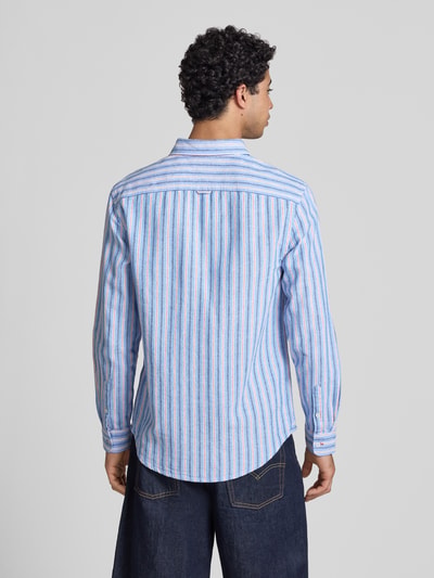 Männermodel trägt Regular Fit Freizeithemd aus Leinen-Baumwoll-Mix von Tommy Jeans mit mehrfarbigen Streifen, Rückansicht Ganzkörperansicht.