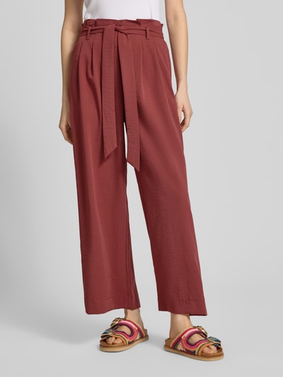 Frauenmodel trägt Regular Fit Bundfaltenhose aus Viskose-Mix Modell 'MARSA' von Only, Optik: Unifarben, High-Waist, Bundfalten, Rüschen, Bindegürtel, Ganzkörperansicht von vorne.
