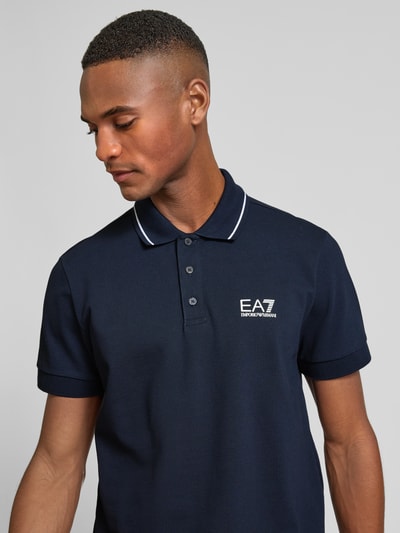 EA7 Emporio Armani Slim Fit Poloshirt mit Label-Print Modell 'TRAIN CORE' Dunkelblau 3