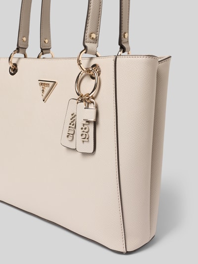Produktfoto, Umhängetasche mit Label-Applikation Modell 'NOELLE II' von Guess, cremefarbene Struktur, goldene Details, Hauptfach mit Reißverschluss, Innenfach, Tragehenkel, 38 cm Breite, 27 cm Länge, 10 cm Tiefe, Schulterriemen 58 cm.
