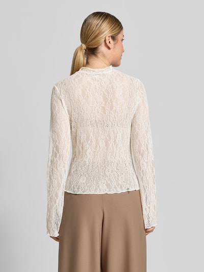 Vrouwenmodel draagt Slim Fit Bluse in Spitzen-Optik van comma, kant in crèmekleur, met opstaande kraag, langärmlig design, ruglengte maat 36: 52 cm, ganzkörperansicht rückansicht.