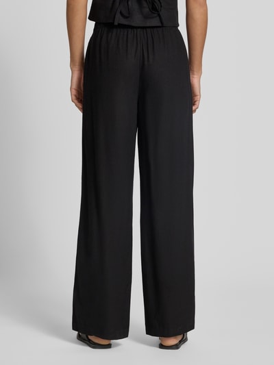 Frauenmodel trägt Wide Leg Leinenhose mit elastischem Bund Modell 'GOA' von Only, Optik: Unifarben, Passform: Wide Leg, Material: Viskose-Leinen-Mix, seitliche Eingrifftaschen, Tunnelzug, Bundabschluss: elastisch, Ganzkörperansicht Rückansicht.