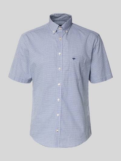 Produktfoto, blau-weiß kariertes Modern Fit Freizeithemd mit Button-Down-Kragen, Knopfleiste, Brusttasche und Logo-Stitching aus Reine Baumwolle von Fynch-Hatton, abgerundeter Saum, kurze Ärmel, Herren