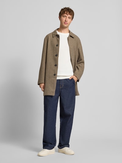 Männermodel trägt Strickpullover mit Rundhalsausschnitt Modell 'OTTO' von JACK & JONES, Reine Baumwolle, Regular-Fit, Strukturmuster, Ganzkörperansicht von vorne.
