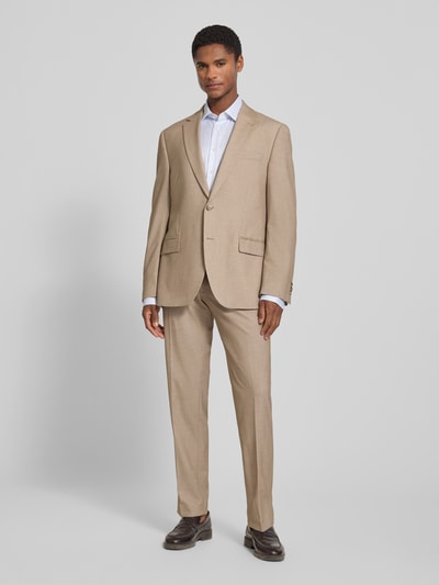 Männermodel trägt Regular Fit Business-Hemd mit extra langem Arm von Christian Berg Men aus Reine Baumwolle, Ganzkörperansicht von vorne. Rückenlänge bei Größe 39/40: 83 cm, Schulterbreite: 47 cm, Ärmellänge: 70 cm, Kentkragen, helles Hemd zu beigem Anzug.