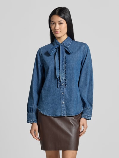 Vrouwenmodel draagt Regular fit jeanshemd uit pure katoen, model 'VICTORIA' van Brax, Dames jeanshemd, blauwe tinten, vooraanzicht,