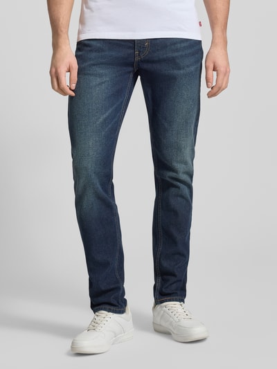 Mężczyzna nosi Jeansy mit 5-Pocket-Design od LEVI'S®, mieszanka bawełny i elastanu, krój slim fit, zapięcie na guzik i zamek, widok z przodu, całe nogi.