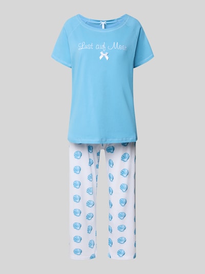 Produktfoto, Regular Fit Pyjama mit Schleifen-Detail von LOUIS & LOUISA in Hellblau und Weiß, reine Baumwolle, Oberteil mit Rundhalsausschnitt, Hose mit Muschel-Motiv und Tunnelzug