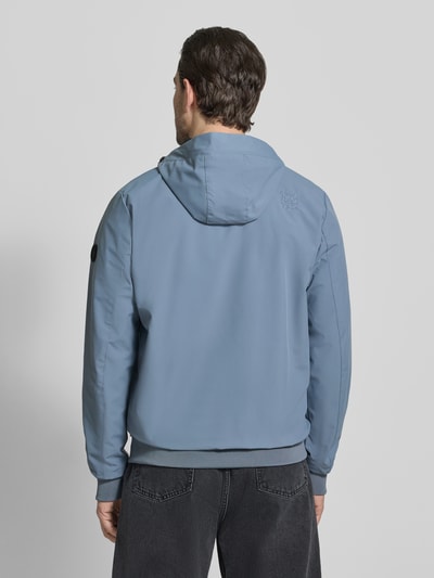 Männermodel trägt Jacke mit Reißverschlusstaschen Modell 'MATTEO' von CARS JEANS, hellblau, Material-Mix mit Stretch-Anteil, Regular-Fit, Kapuze mit Tunnelzug, Rückenlänge 70 cm, Schulterbreite 44 cm, Brustweite 50 cm, Ärmellänge 70 cm, Ganzkörperansicht Rückansicht.