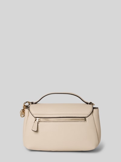 Produktfoto, Shoulder Bag in Leder-Optik Modell 'Evie' von Guess, Damen Schultertasche in Beige mit Überschlag, Hauptfach, abnehmbarem Schulterriemen, Magnetverschluss, Logo-Detail, Maße 24x18x11 cm, Riemenlänge 123 cm, glatte und strukturierte Oberfläche.