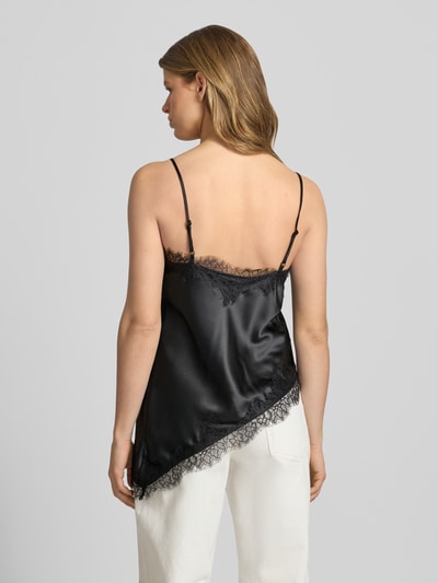 Vrouwenmodel draagt Shaped Fit Trägertop aus Satin Modell 'BELLA' van Only in effen zwart met kant, asymmetrische zoom, rugaanzicht