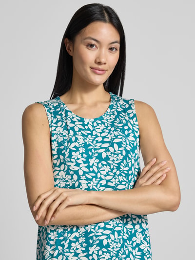 Frauenmodel trägt Relaxed Fit Midikeid aus Viskose-Mix Modell 'Paisley' von ZABAIONE, floraler Allover-Print in Türkis und Weiß, ärmellos, Rundhalsausschnitt, Damen Midikleid, Nahaufnahme Oberkörper.