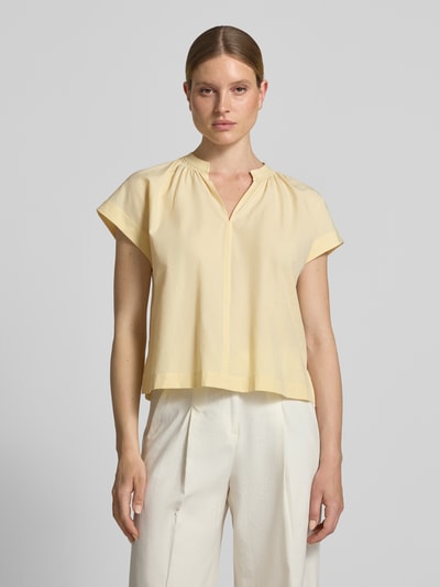 Frauenmodel trägt Blusenshirt mit Tunikakragen Modell 'Firu' von OPUS, reine Baumwolle, straight Fit, zartgelb, Ganzkörperansicht von vorne.