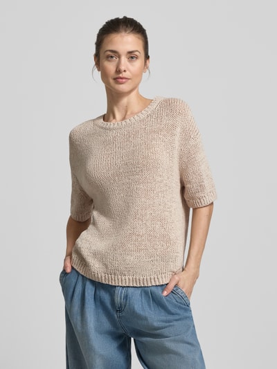 Frauenmodel trägt Loose Fit Pullover aus Baumwoll-Mix von Marc O'Polo, Optik: Unifarben, Strick, Rundhals, Kurzarm, Ganzkörperansicht von vorne.