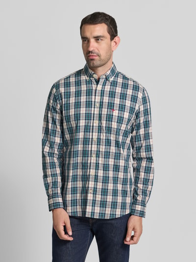 Männermodel trägt Slim Fit Freizeithemd mit Button-Down-Kragen von Fynch-Hatton in kariertem Baumwollstoff, Allover-Look, Nahaufnahme Oberkörper.