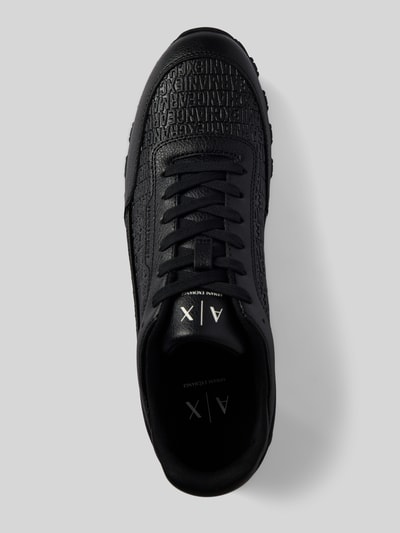 Produktfoto, Sneaker mit Logo-Muster und profilierter Sohle von Armani Exchange in Schwarz, abgerundete Spitze, Schnürung, Strukturleder, Kontext: Herren Sneaker, Modell 'DROP MINI-TUMBLED', Absatzhöhe 3 cm, Schafthöhe 9 cm, Schaftweite 8 cm.