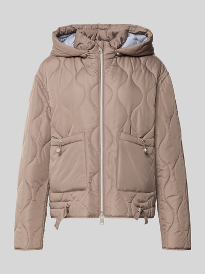 Produktfoto, Steppjacke mit Kapuze von White Label in Hellbraun, zwei aufgesetzte Taschen, sichtbarer Zweiwege-Reißverschluss, leicht glänzende Textur, Details wie Tunnelzug an Kapuze und Bund, Kontext: gerade Passform, Rückenlänge 58 cm, Schulterbreite 51 cm, Brustweite 55 cm, Ärmellänge 58 cm