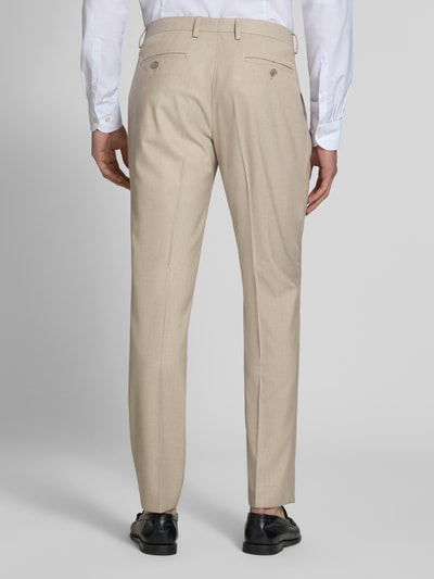 Männermodel trägt Straight Fit Hose mit Viskose-Anteil von MCNEAL in Beige, Gesäßtaschen und Bügelfalten, Ganzkörperansicht Rückansicht.