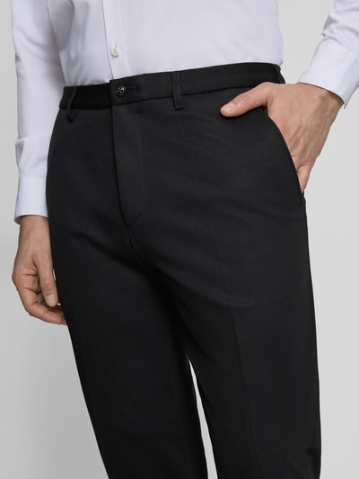 Männermodel trägt Extra Slim Fit Anzug in jednokolorowym designie od Roy Robson, mieszanka wiskozy z dodatkiem streczu, kanty, wpuszczane kieszenie, zapięcie na guzik, detaliczna faktura materiału, kolor czarny, Nahaufnahme pasa i rękawa.