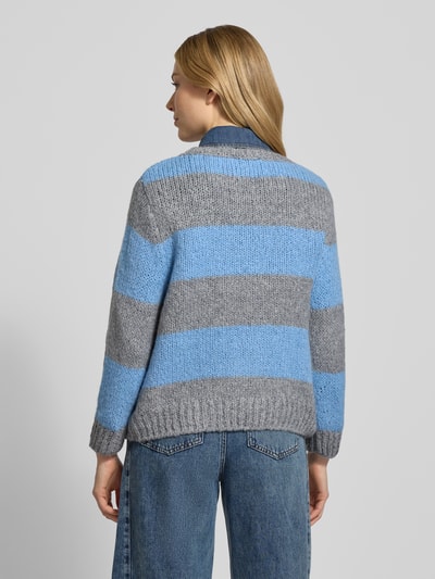 Frauenmodel trägt Strickpullover mit gerippten Abschlüssen von Oui, graue und blaue Streifen, lockerer Schnitt, Ganzkörperansicht Rückansicht.