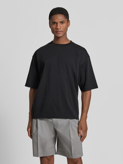 Männermodel trägt Relaxed Fit T-Shirt mit Rundhalsausschnitt von JAKE*S STUDIO MEN aus Reine Baumwolle, Kurzärmelig, Rückenlänge 67 cm, Ganzkörperansicht von vorne.