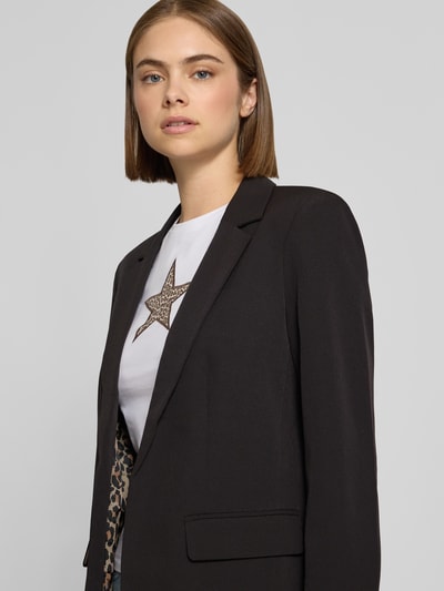 Frauenmodel trägt schwarzen Regular Fit Longblazer mit Leo-Innenmuster Modell 'BOZZY' von PIECES, Nahaufnahme Oberkörper, Damen Longblazer.