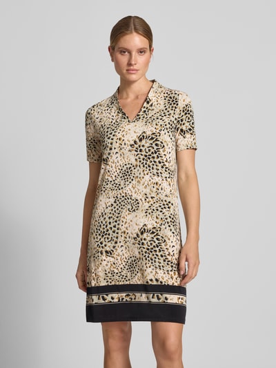 Modelka prezentuje Gerades Freizeitkleid mit Allover-Muster von s.Oliver BLACK LABEL, beżowe wzory, wykończenie czernią, krótki rękaw, widok z przodu całej sylwetki.