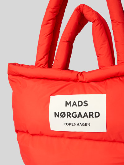 Produktfoto, Handtasche mit Label-Detail und Steppnähten von MADS NØRGAARD, leuchtend rot, Tragehenkel, Schulterriemen, glatte Oberfläche, Maße Breite 42 cm, Länge 32 cm, Tiefe 15 cm, Riemenlänge 66 cm
