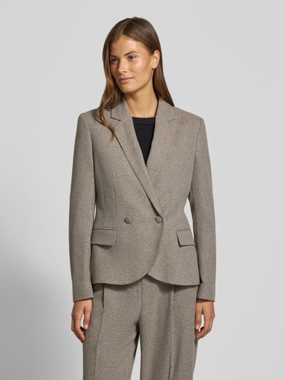 Vrouwenmodel draagt Slim Fit Blazer met Pattentaschen van Christian Berg Woman Selection, beige, Met dubbele rij knopen, knoopsluiting, Reverskraag, Klepzak, Ruglengte maat 36: 60 cm, Borstwijdte: 35 cm, Mouwlengte: 60 cm, Ganzichaamsaanzicht van voren