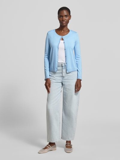 Frauenmodel trägt Slim Fit Cardigan aus Viskose-Mix in Strick-Optik von Liu Jo White, hellblau, mit Rundhalsausschnitt und Knopfleiste, elastische Abschlüsse, kombiniert mit Jeans und Ballerinas, Ganzkörperansicht von vorne.
