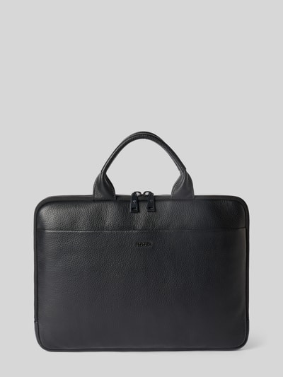 Produktfoto, schwarze Laptoptasche aus Leder mit Tragehenkel Modell 'Cardona Samu' von JOOP! COLLECTION, Hauptfach mit Reißverschluss, Label-Detail, Maße 41 cm Breite, 29 cm Länge, 2 cm Tiefe, Schulterriemen 30 cm, feine Narbenstruktur, schlichte rechteckige Form