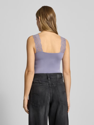 Vrouwenmodel draagt Slim Fit Tank Top uit viscosemix model 'BARBERA LACE' van Pieces, uni, brede bandjes, karree, jersey, achteraanzicht.