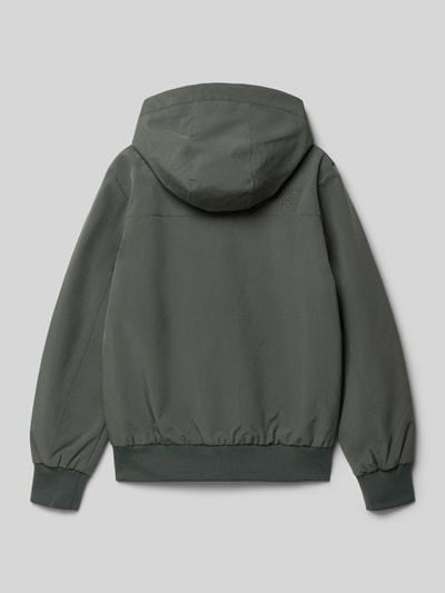 Junge trägt Regular Fit Jacke mit Kapuze Modell 'Jorym' von CARS JEANS, elastischer Material-Mix, Ganzkörperansicht Rückansicht.