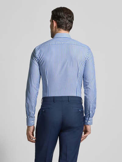 Męski model nosi Super Slim Fit Business-Hemd mit Kentkragen od OLYMP, wzór na całej powierzchni, bawełna, długość tyłu 81 cm, szerokość ramion 44 cm, długość rękawów 68 cm, ganzkörperansicht rückansicht.