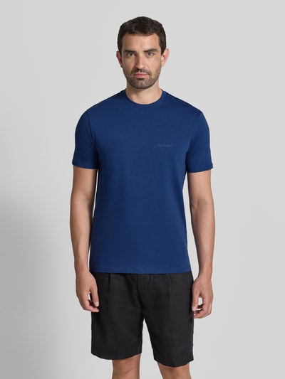 Męski model trägt Extra Slim Fit T-Shirt mit Rundhalsausschnitt von Armani Exchange w kolorze niebieskim z Logo, Długość tyłu w rozmiarze M: 70 cm, Ganzkörperansicht von vorne.