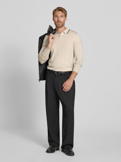 Männermodel trägt Regular Fit Poloshirt in Strick-Optik von Paul Smith in Beige, mit Polokragen, reine Wolle, Ganzkörperansicht von vorne.