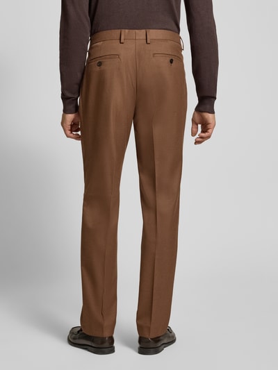 Männermodel trägt Straight Fit Hose mit Viskose-Anteil von MCNEAL, braun, Bügelfalten, Gesäßtaschen, Rückansicht, Ganzkörperansicht.