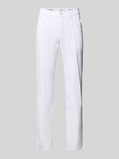 Produktfoto, Regular Fit Jeans im Used-Look Modell 'Cadiz' von Brax in Weiß mit Eingrifftaschen, Baumwoll-Mix und Stretch-Anteil, vor grauem Hintergrund