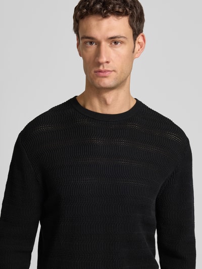 Männermodel trägt Regular Fit Strickpullover mit Rundhalsausschnitt von Antony Morato, reine Baumwolle, Strukturmuster, Nahaufnahme Oberkörper.