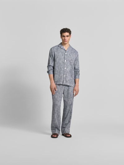 Männermodel trägt Relaxed Fit Hemdjacke aus Baumwolle von Officine Générale in Grau mit Durchgehender Knopfleiste, Reverskragen, Aufgesetzten Eingrifftaschen, Reine Baumwolle, Rückenlänge bei Größe M 74 cm, Ganzkörperansicht von vorne.